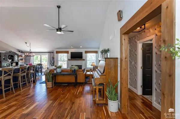 113 Oakhill CIR, Wamego, KS 66547