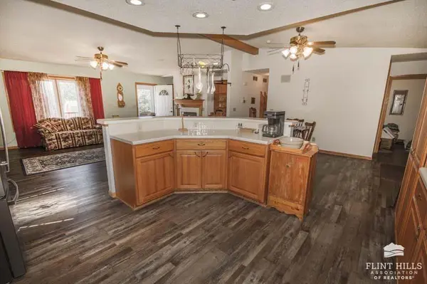 2298 8th RD, Clay Center, KS 67432