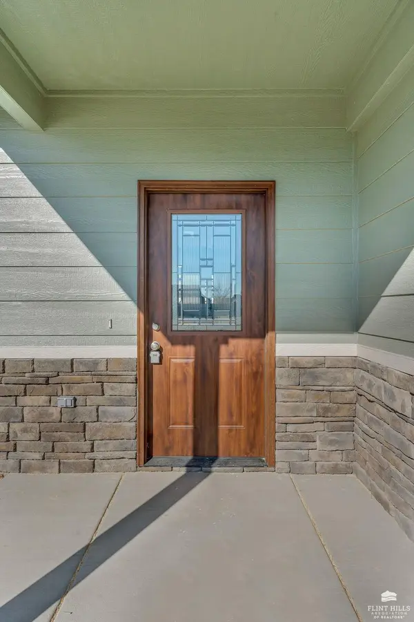 9929 Jasmine DR, Manhattan, KS 66502