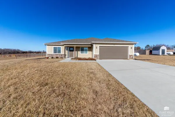 105 W D ST, Olsburg, KS 66520