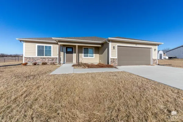 105 W D ST, Olsburg, KS 66520
