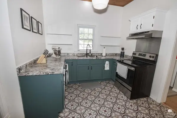 1605 7th ST, Clay Center, KS 67432