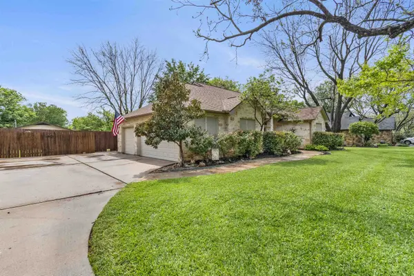 267 Meadowlakes Drive, Meadowlakes, TX 78654