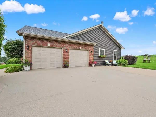 7460 Prairie View LN, Dubuque, IA 52003