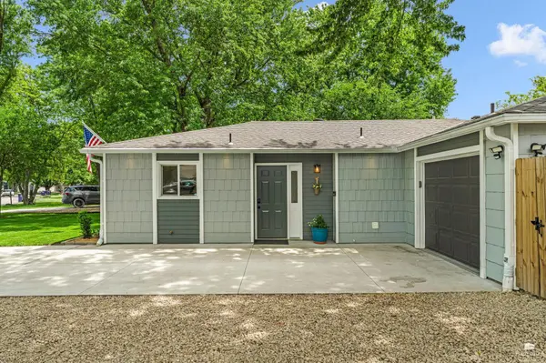 2421 Brook LN, Manhattan, KS 66502