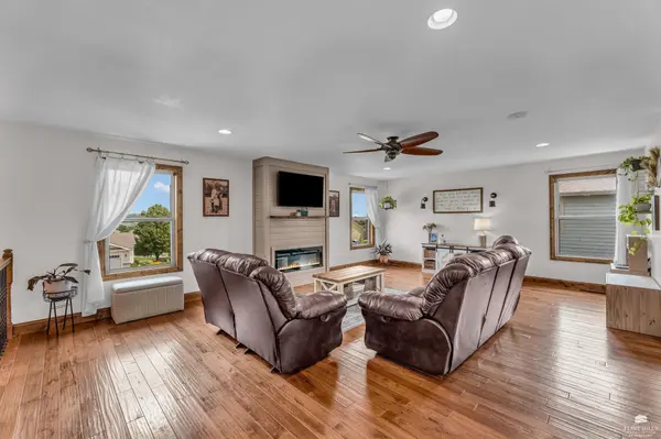 405 Highland Pointe DR, Manhattan, KS 66503