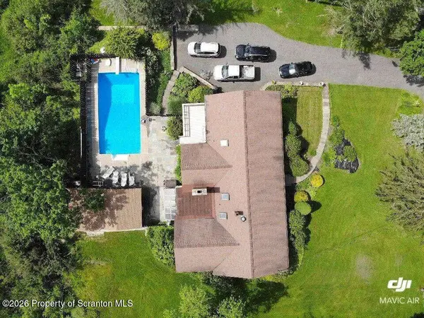 717 N Abington RD, Waverly Twp, PA 18411
