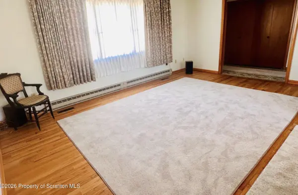 410 Barbara DR, Roaring Brook Twp, PA 18444