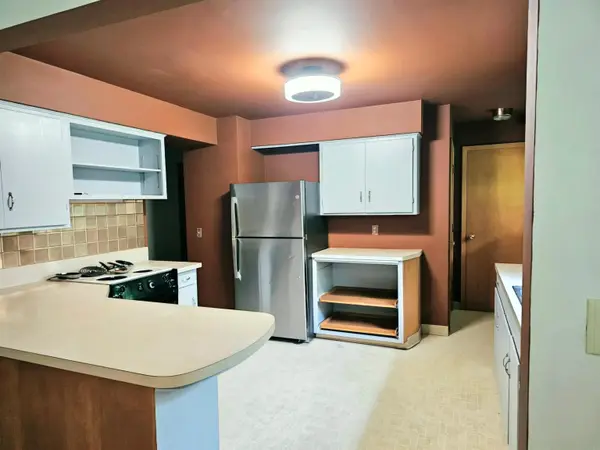 103 Hillside DR, Charles City, IA 50616