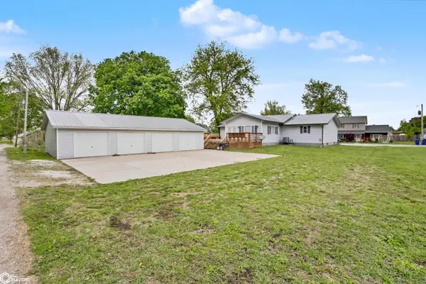 110 S Cooper St, Stronghurst, IL 52601