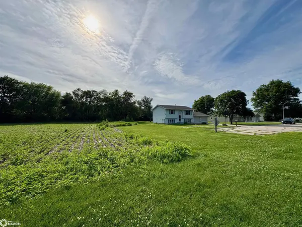 1102 Cherry Hills DR, Shenandoah, IA 51601