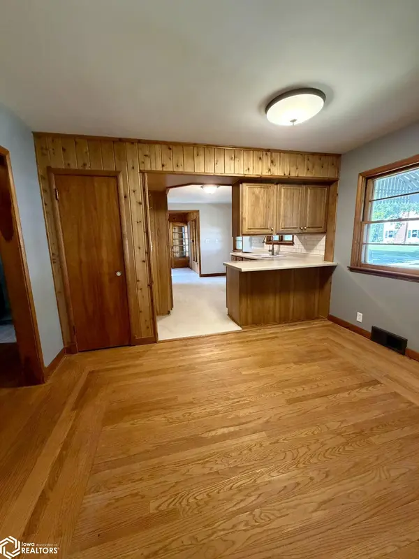 115 S 6th ST, Wapello, IA 52653