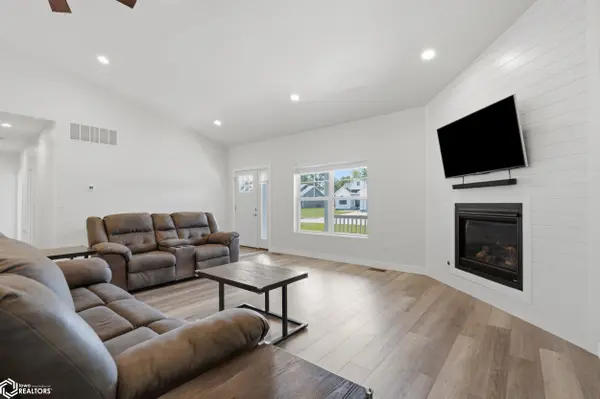 206 Laci Dru DR, Mediapolis, IA 52637