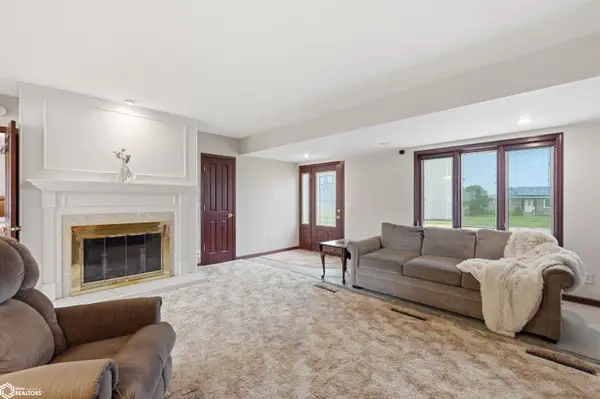 14 Edgeland DR, Marshalltown, IA 50158