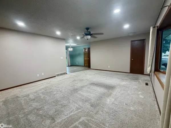 300 Kofmehl DR, Holstein, IA 51025