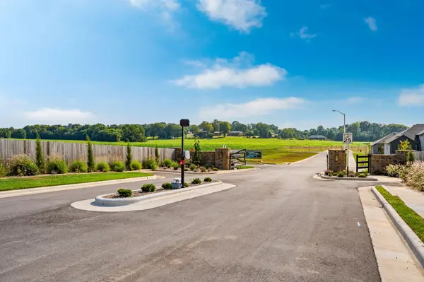 1643 S Crepe Myrtle LN, Springfield, MO 65809
