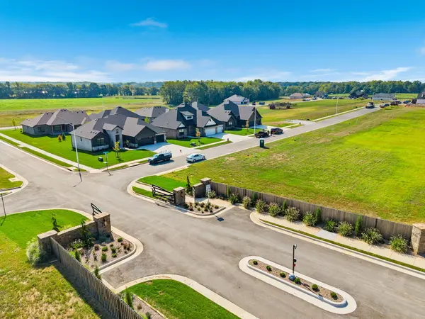 1626 S Pinecone Path, Springfield, MO 65809
