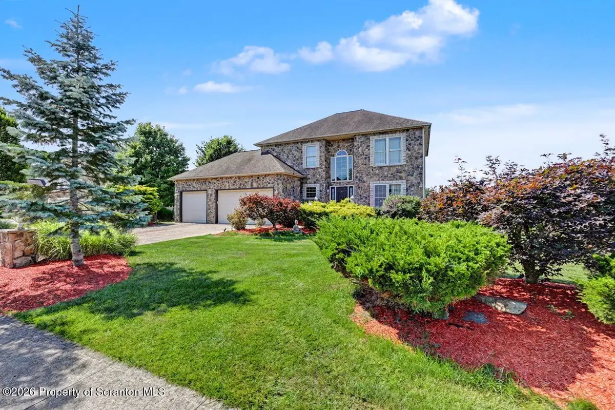 417 Varsity DR, Throop, PA 18512