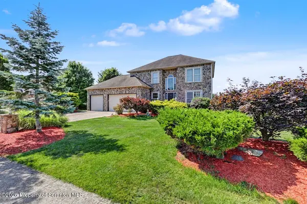 417 Varsity DR, Throop, PA 18512