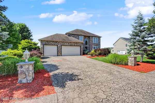 417 Varsity DR, Throop, PA 18512