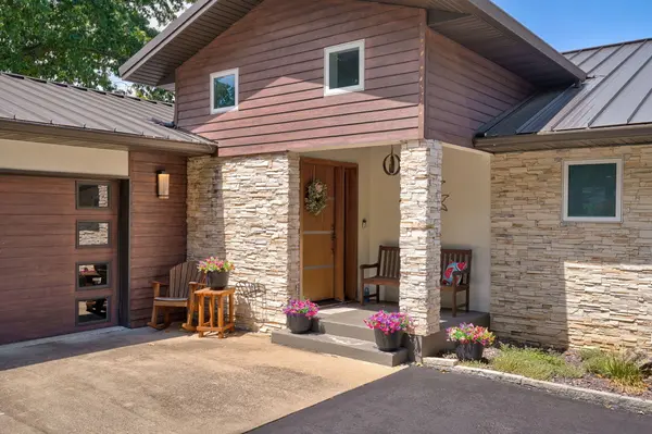 251 Silverbridge LN, Kimberling City, MO 65686