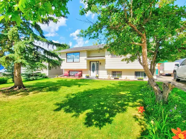 727 Oak DR, Beaverlodge, AB T0H 0C0