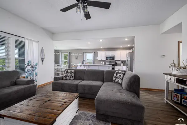 10037 Greenview DR, Meriden, KS 66512