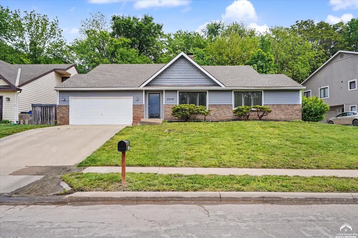 2018 Crossgate DR, Lawrence, KS 66047