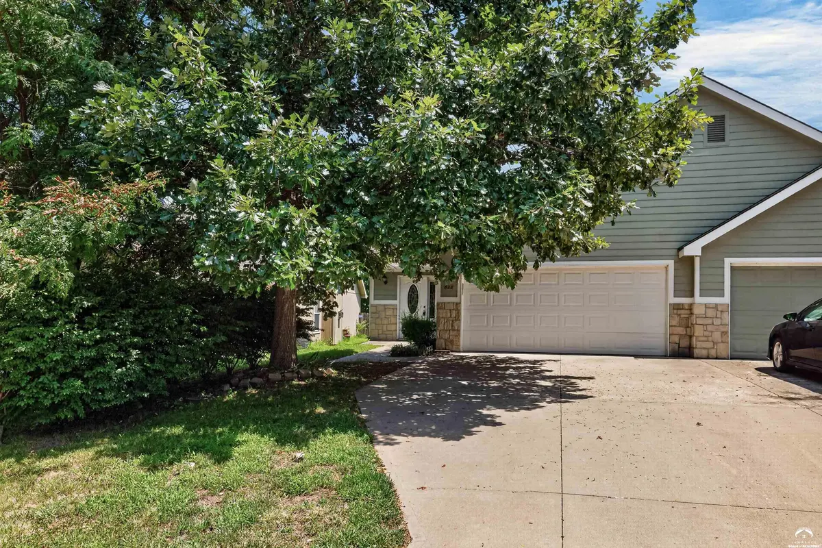 828 N Field Stone DR, Lawrence, KS 66049