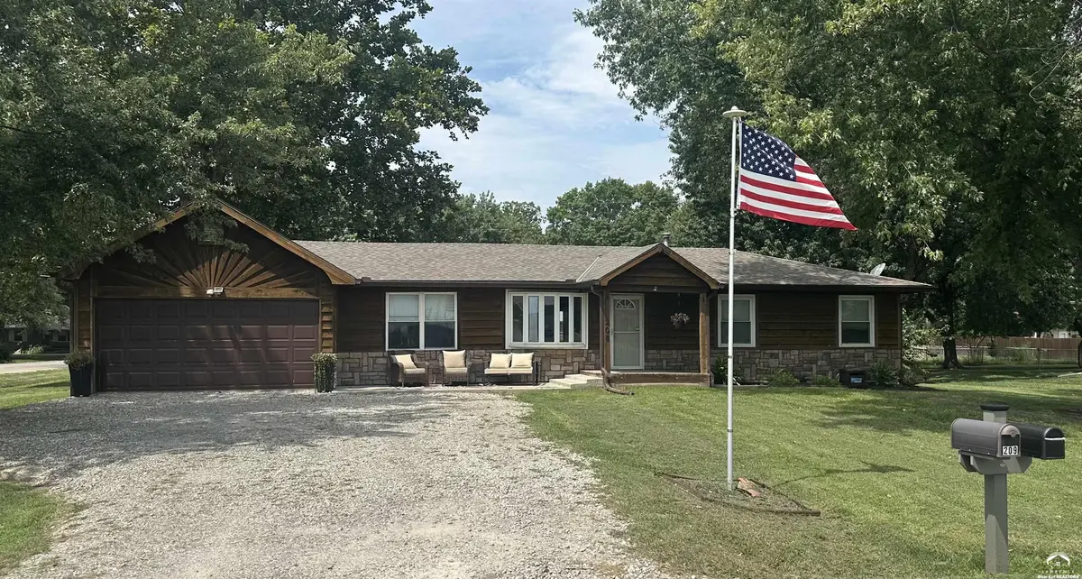 208 Willow LN, Perry, KS 66073
