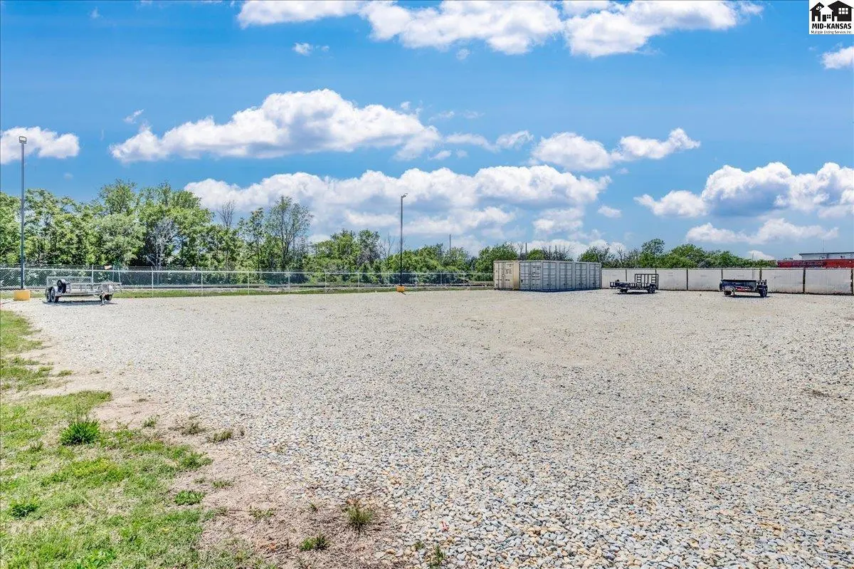 601 E 2nd Ave, Hutchinson, KS 67501