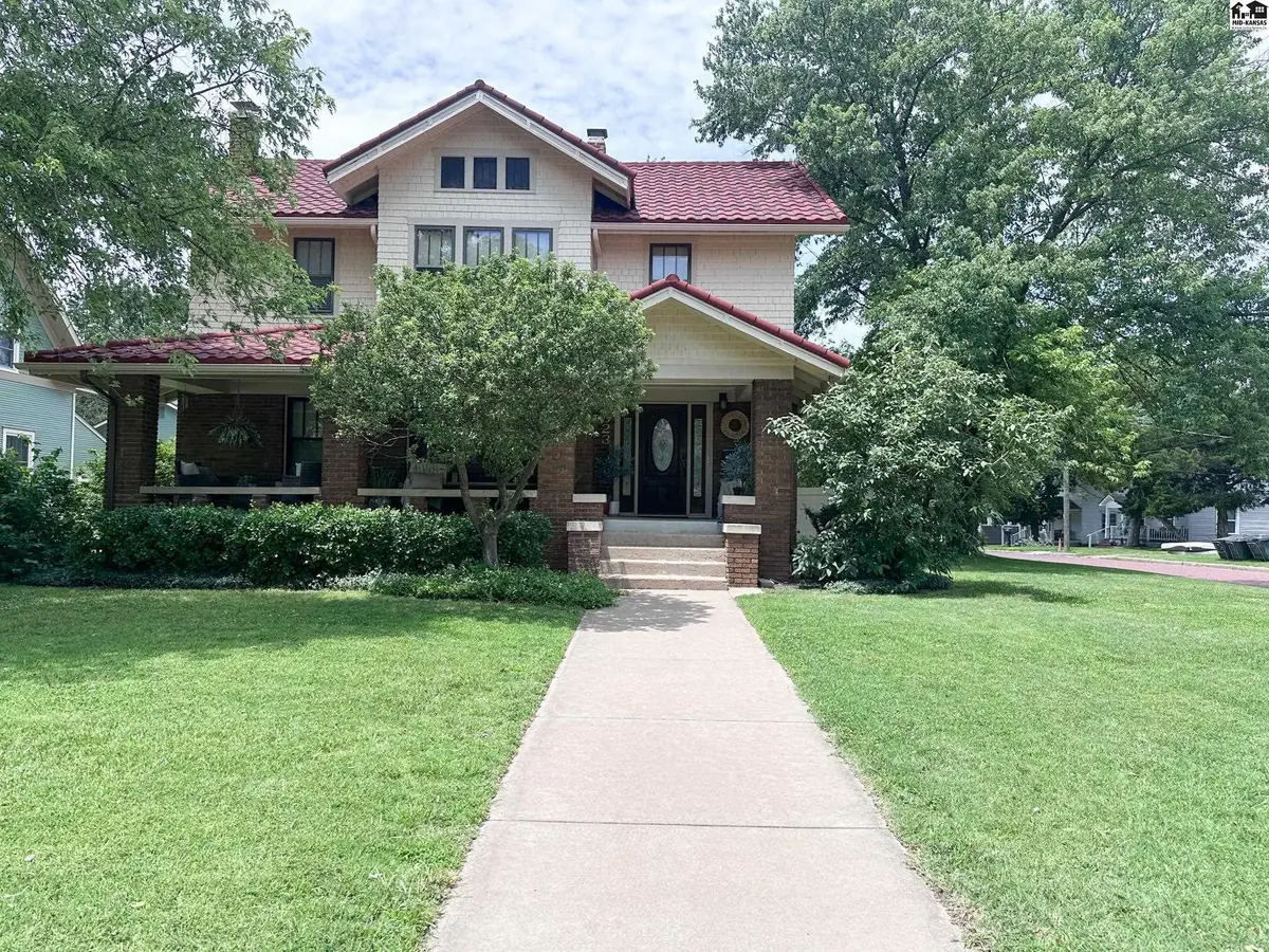 323 N Main St, Pratt, KS 67124