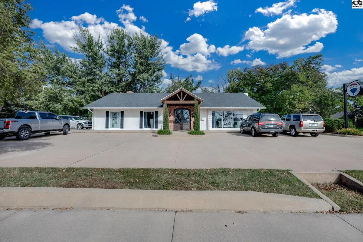 2300 N Lorraine St, Hutchinson, KS 67502