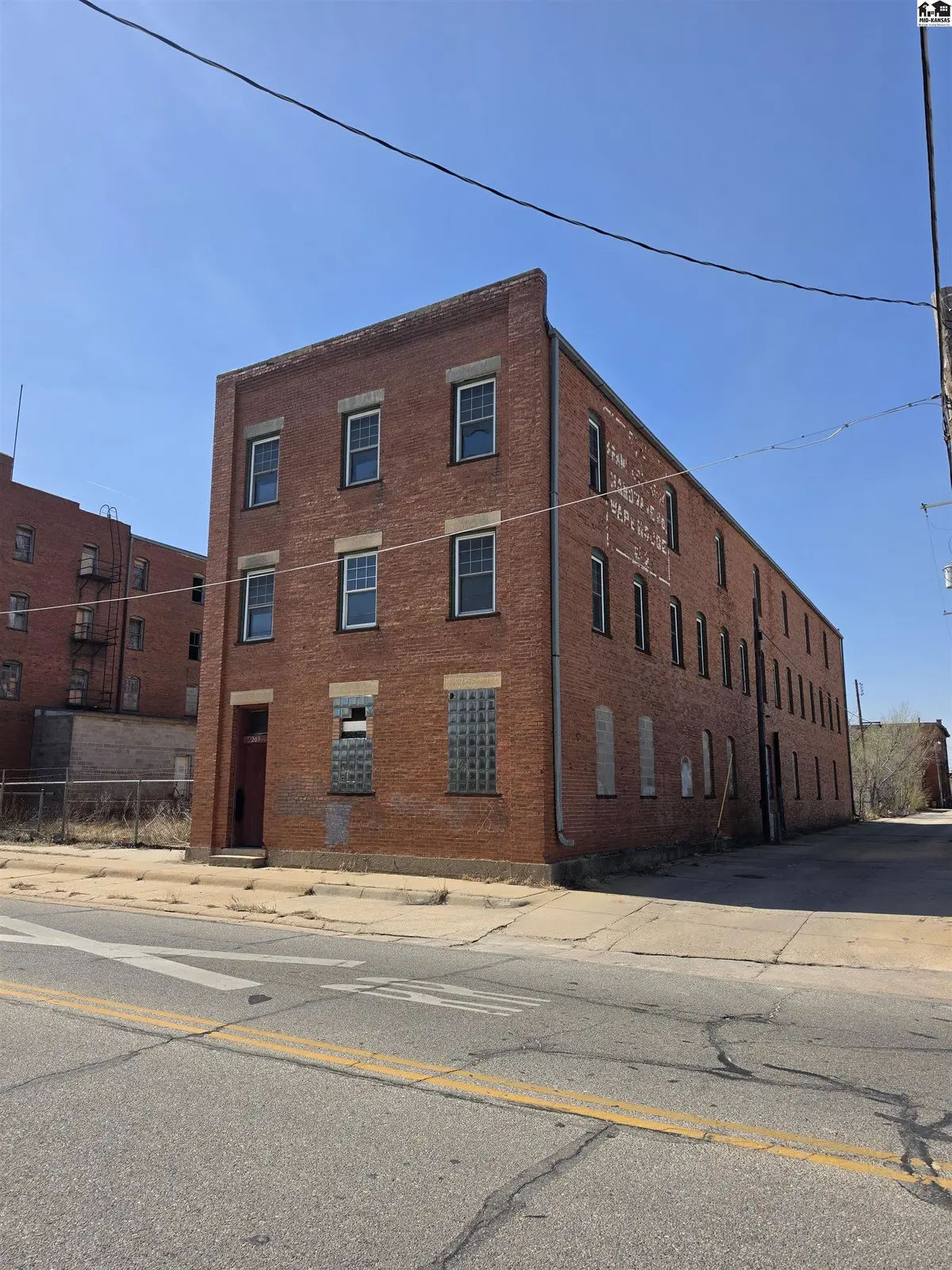 203 N Plum, Hutchinson, KS 67501