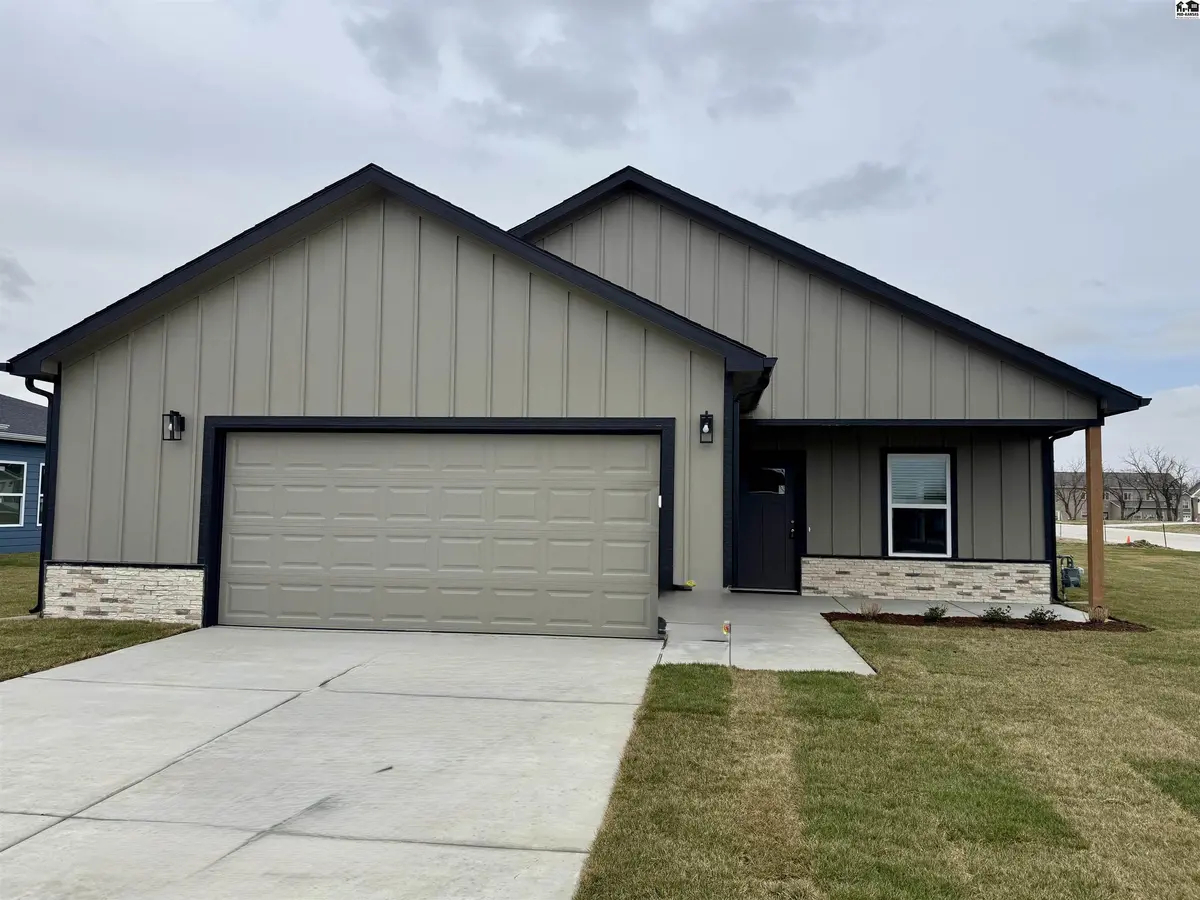 1002 Clubhouse Dr, Mcpherson, KS 67460