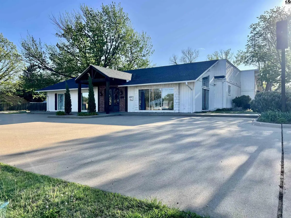 2300 N Lorraine St, Hutchinson, KS 67502