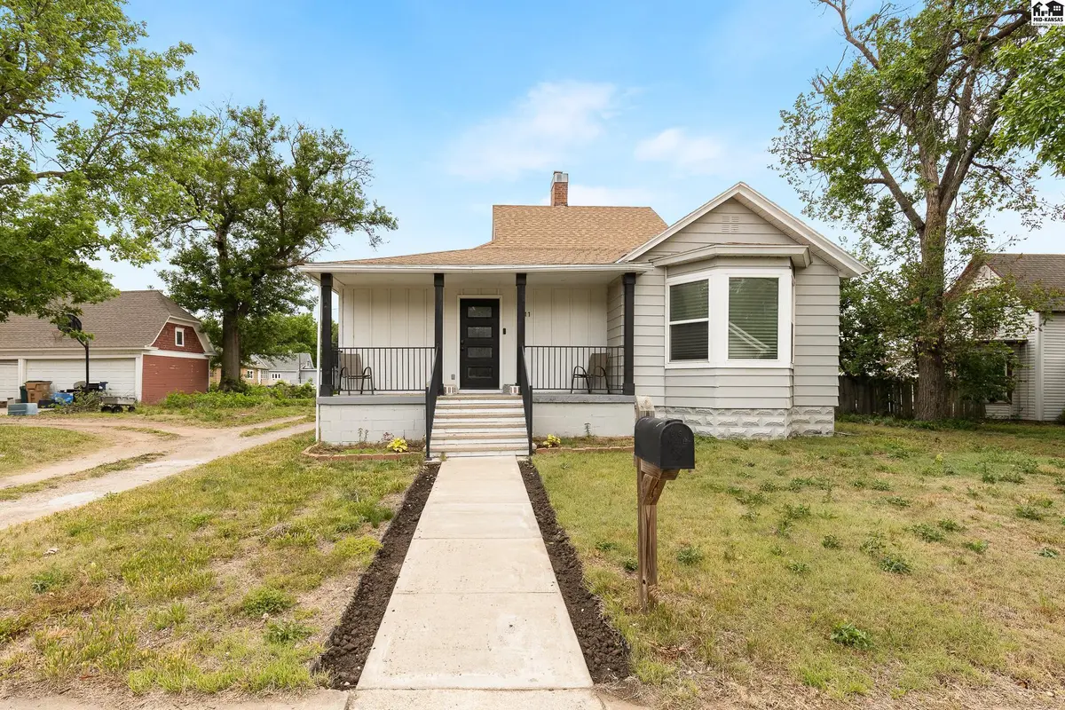 111 N 7th St, Sterling, KS 67579