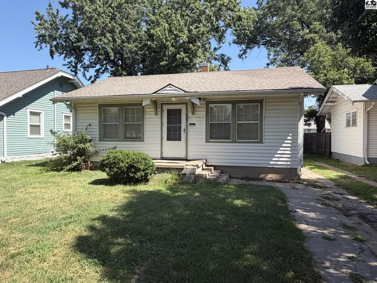 214 E 16th Ave, Hutchinson, KS 67501