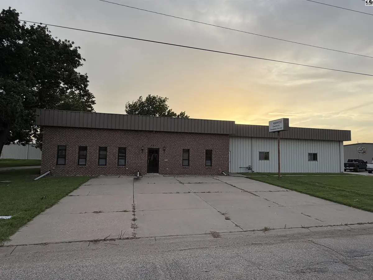 621 N Hickory St, Mcpherson, KS 67460