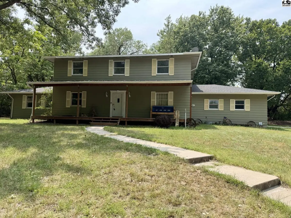 7017 N Valley Rd, Hutchinson, KS 67502