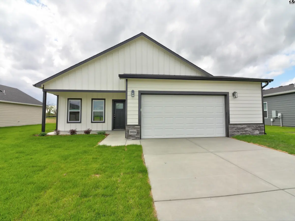1025 Clubhouse Dr, Mcpherson, KS 67460