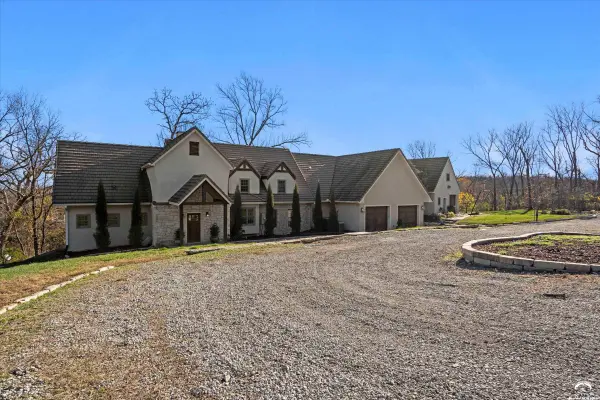 1173 N 1000 RD, Lawrence, KS 66047
