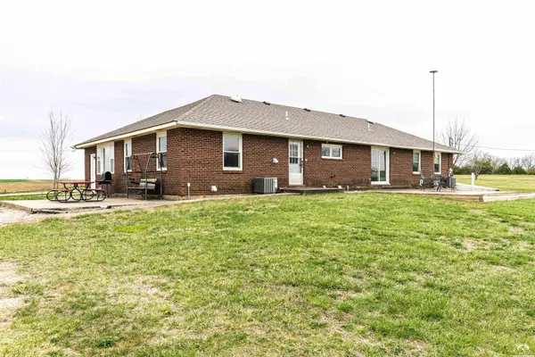 16468 K-16 HWY, Oskaloosa, KS 66066