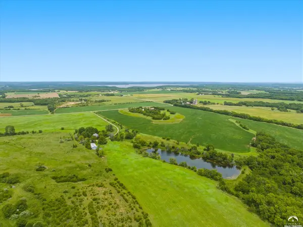627 N 900 RD, Lawrence, KS 66047