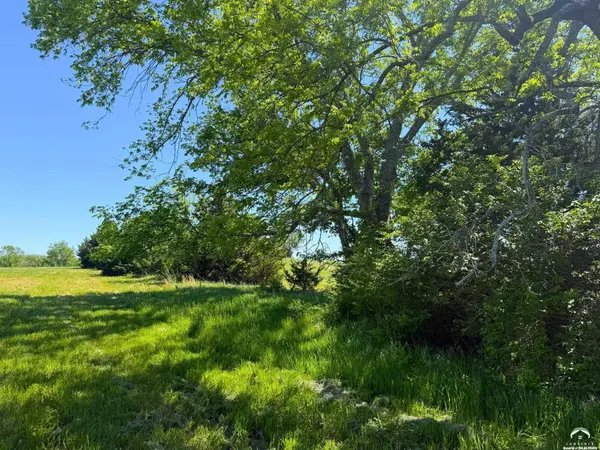 1040 SE Stanley RD, Tecumseh, KS 66542