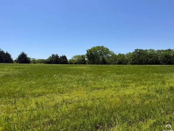 1040 SE Stanley RD, Tecumseh, KS 66542