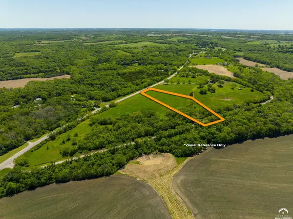 1040 SE Stanley RD, Tecumseh, KS 66542
