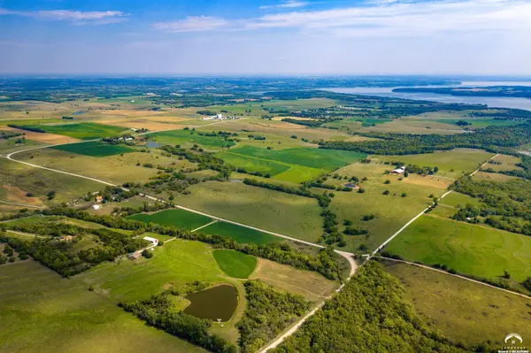 1230 E 100 RD, Berryton, KS 66409