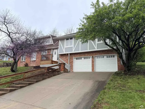 1617 Alvamar DR, Lawrence, KS 66047