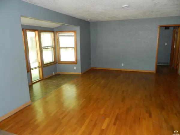 923 Crestline DR, Lawrence, KS 66049